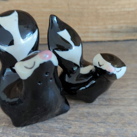 Vintage 1950s Mommy Skunk and Baby Salt and Pepper Shakers By Hagen Renaker - Picture 3 of 11
